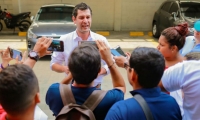 El Mello dando declaraciones a la prensa en el parqueadero del restaurante Alfaix.
