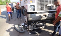 La motocicleta quedó debajo de las llantas delanteras del camión.
