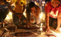 Simpatizantes de la candidata Karina García, llorando su muerte