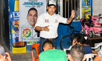 El candidato reunido con simpatizantes de su campaña.