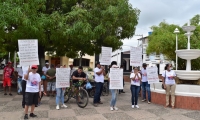 La Fundación José Barros Palomino junto con varias organizaciones, realizaron un plantón frente a la Alcaldía como protesta a la falta de pago de la administración municipal. 