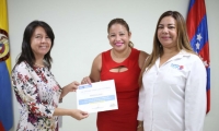 Norma Vera recibiendo el reconocimiento entregado por la Unidad de Víctimas.