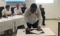 Robinson Morelo firmando el pacto.