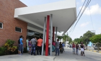  En el hospital de Puerto Colombia se confirmó la muerte del pasajero del bus.