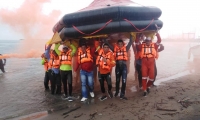 Parte de la capacitación incluyó supervivencia en el mar.