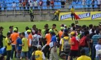 Los hinchas invadieron el estadio al finalizar el compromiso. 