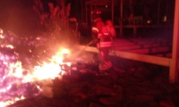 Un doble incendio se presentó a las afueras del CDI de Bonda.