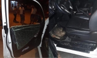 Así quedaron los vidrios de una de las puertas de la camioneta 
