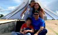 Humberto Pupiales junto a su esposa e hijos.