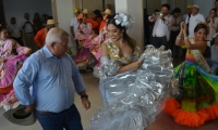 El alcalde del municipio de Ciénaga, Luis ‘Tete’ Samper y las reinas del Caimán, Keily Dayana Gordillo Blanco y Harleg Munive Urieles 