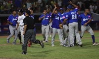 Vaqueros celebran tras que el umpire cantara el out 27 por interferencia de Erick Salcedo.