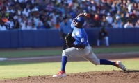 José Almarante, pitcher ganador.