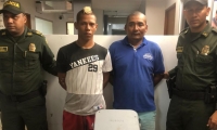  Los dos capturados por la Policía robando luminaria.