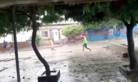 Guerras de pandilla durante las lluvias de este lunes, en Barranquilla.