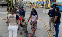 Niños trabajando en los semáforos de Santa Marta. 