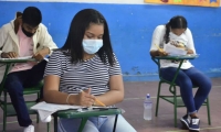 Estudiantes presentando las Pruebas Saber en Santa Marta.