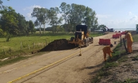 Se llevaron a cabo trabajos de ampliación de 90 metros de longitud de la vía con personal del Invías tras una nueva socavación del río.