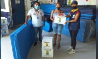 Entrega a damnificados de Guachaca.