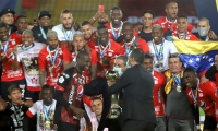 América de Cali recibiendo el trofeo.