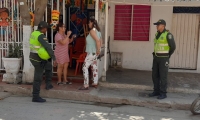 La secretaria de Seguridad, Sandra Vallejos, visitó el barrio Los Fundadores tras asesinato de un hombre. 