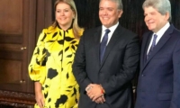 El embajador Burgos, su esposa y el presidente Iván Duque.