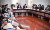 Carlos Caicedo sentado junto al presidente Iván Duque en un encuentro en Casa de Nariño.