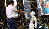 Pablo Vera Salazar, rector de la Universidad del Magdalena, propició un ameno diálogo entre ‘Lied’; uno de los 4 únicos robots humanoides en Colombia y los jóvenes, quienes, además de verlo bailar al ritmo de ‘stayin’ alive’, recibieron de parte del innovador androide un mensaje de bienvenida.