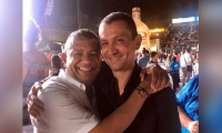 Emilio Tapia junto a Álvaro Álvarez en un evento del Carnaval de Barranquilla. 
