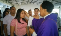 Católicos cumplieron con la cita en las iglesias de Santa Marta.