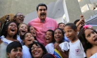 Nicolas Maduro y niños venezolanos.