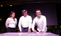 Momentos cuando el gobernador Carlos Caicedo firmó el convenio con la Superintendencia de Registro y Notariado, a cargo de Rubén Silva Gómez.