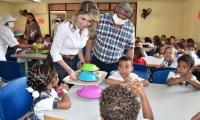 La alcaldesa Virna Johnson compartió durante el almuerzo con los niños y niñas de esta institución educativa.