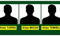 Cartel con los alias de los presuntos responsables del triple homicidio.