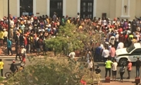 Una multitud en la entrada de la Alcaldía de Santa Marta.