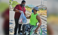 Entrega de mercados a estudiantes en condición de discapacidad.