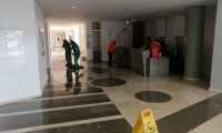 Proceso de limpieza de la edificación de Saludcoop.