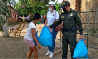 Entrega de ayudas en Zona Bananera.