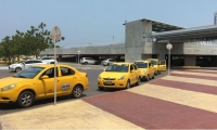 Taxistas que laboran a las afueras del centro comercial Buenavista.