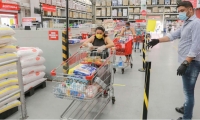 Entrega de mercados solidarios en Makro.