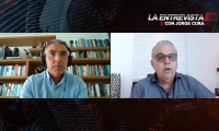 Jorge Cura (izq) entrevista al empresario Edgardo Jaramillo.