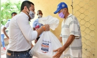 Entrega de mercados a adultos mayores.