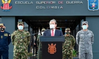 El ministro de la Defensa, Carlos Holmes Trujillo, anunció la decisión.