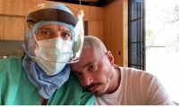 J Balvin con el médico que lo atendió mientras tenía el Coronavirus.