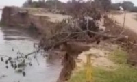 La erosión quedó registrada en un video, en el cual se observa como poco a poco el afluente va derrumbando el terraplén. 