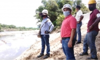 En una de sus ultimas acciones antes de dar positivo, el alcalde inspeccionó los trabajos de las murallas. 