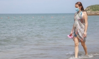 Bañista en una de las playas del Distrito.