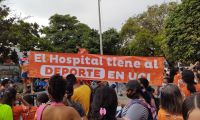 Imágenes de la protesta en la entrada del Hospital Julio Méndez Barreneche.