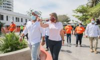 Virna Johnson haciendo visita de las obras que supervisa Dagoberto Ospina.