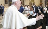 Saludo del papa con la monja colombiana.
