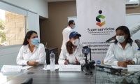 Rueda de prensa de la Superintendente Natasha Avendaño (centro), a la derecha, Yahaira Díaz, nueva agente interventora.